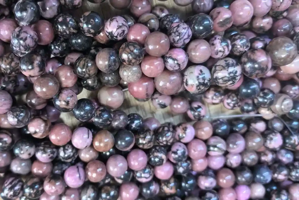 Rhodonite vs Rhodochrosite beads – natural gemstone crystals