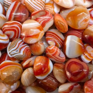 30mm Heart Carnelian Stone – natural carnelian crystal showing beautiful red patterns, known for Carnelian Stone Benefits of energy and confidence.